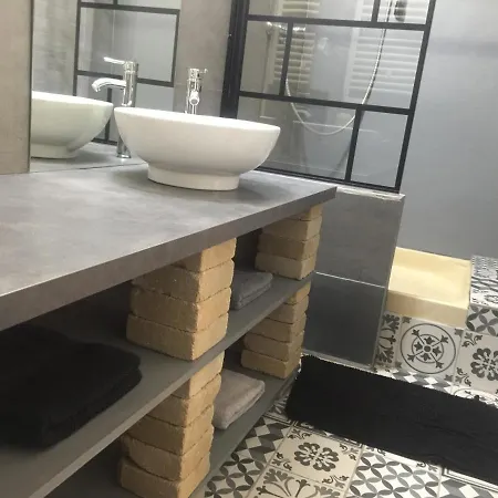 Sur Cour, Rez De Chaussée Appartamento *